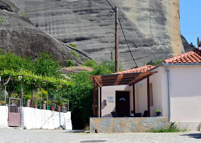 Rocky Coast-amazing View Of Meteora カランバカ